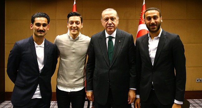 President Erdoğan meets footballers in UK
