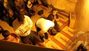 dome of the rock praying palestine muslim traveller 